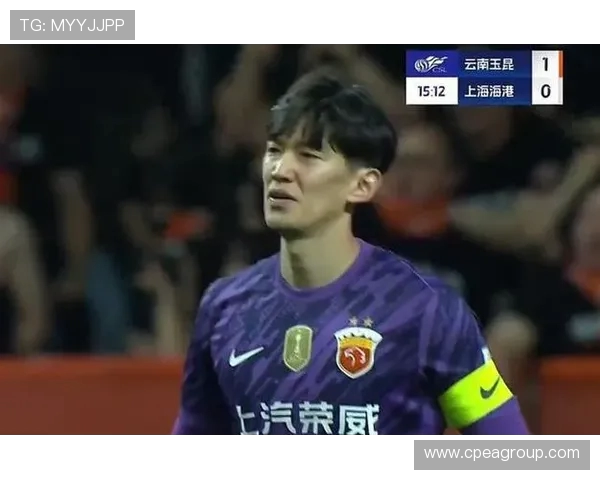 颜骏凌镇守球门展现钢铁意志引领球队稳健前行